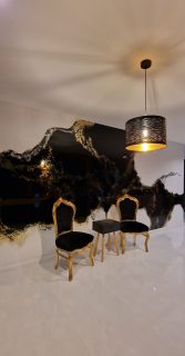 Vysokoleštená dekoratívna omietka s mramorový efektom čiernozlatej farby. Extravagantné prevedenie dekoratívnej stierky v rodinnom dome.