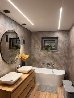 Bezšpárová úprava stien v kúpeľni. Dekoračna stierka Roccia metamorfica v hnedom prevedení dodala kúpeľni šmrnc.
